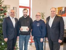 Maximilian Müller (2nd from left) was honoured as the best in the chamber of industry and commerce in Regensburg as a trainee for technical system planner (steel and metal construction technology) for his special training success. In the picture from left