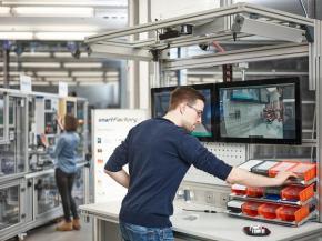 Manual workplaces are actively integrated into Industry 4.0 so that production can be made even more flexible overall.  Photo: SmartFactory / C. Arnoldi
