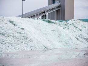 Cullet saves raw materials, energy and CO2 emissions. Photo: AGC Glass Europe