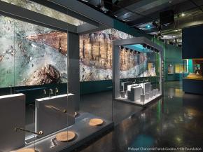 Guardian Clarity™ anti-reflective glass helps museum visitors focus on the exhibits