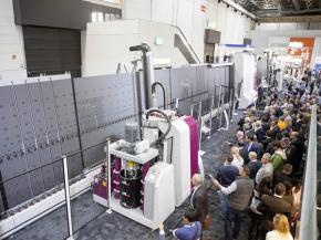  At the glasstec the crowd of people interested in the exhibited TPA line with Fast Lane concept (vertical Lift-over System) was enormous. 