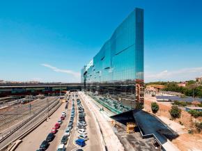 Guardian solar control glass gives architects freedom to play with colours and reflections on the BNL-BNP Paribas HQ in Rome.