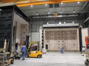 Installation of the 5 m x 5 m furnace in the ift Fire Safety Centre (Source: ift Rosenheim)