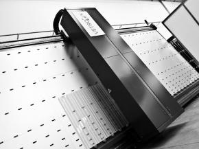 Laser engraving on glass plate in the VetroIN laboratory