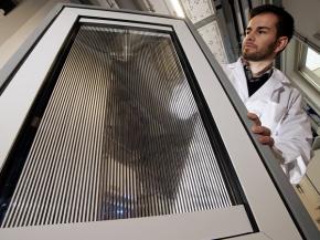 A prototype of the innovative smart windows for controlled shading and solar thermal energy harvesting is presented by PhD student Benjamin Heiz from the research group of Lothar Wondraczek. | Photo: Jan-Peter Kasper/FSU