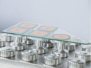 Round and square suction cups allow a flexible and secure all-round machining.