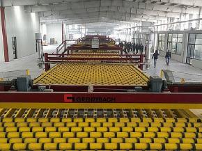 With a length of approx. 190 m, the Cold End equipment from Grenzebach is the end of the new float glass production line from Gold Glass. The picture shows the main line course towards the continuous ribbon area.