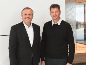 (From left) Andreas Engelhardt, Managing Partner of Schüco, and Alex Brand, future CEO of Soreg AG, are concentrating on the sale and marketing of high-end sliding systems.