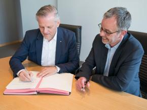(From left) Andreas Engelhardt, Managing Partner of Schüco, and Walther Sälzer signing the contract.