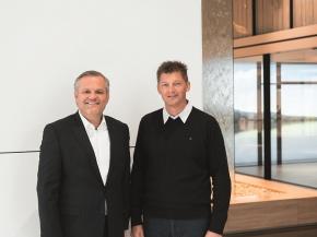 Strategic partners: Andreas Engelhardt, CEO and Managing Partner of Schüco International KG and Alex Brand, owner of SOREG AG, welcome the close collaboration on Panorama Design sliding systems.