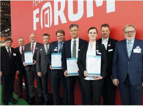 The system houses Epwin, Veka, Schüco and Rehau were the first to acquire the VinylPlus Product Label. For this they were awarded by Andreas Hartleif (EPPA) and Stefan Eingärtner (VinylPlus) at the Frontal Forum (4th and 1st f.l.). ©EPPA // © EPPA