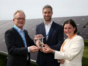 Photo (left to right): Clemens Miller, NSG Group COO/ Chris Dye, NSG Group Project Leader/ Zosia Riesner, Head of Corporate PPE, Lightsource BP