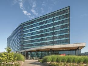 SOLARBAN R100/SOLARBLUE glass helps Daimler Trucks North American HQ achieve LEED Platinum certification