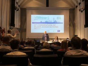 Vitrum president Dino Zandonella addresses the third annual Convention of International Glass Associations.