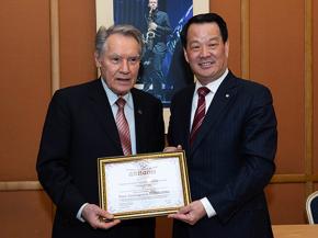 Peng Shou Receives Grishmanova AI Award from the Russian Academy of Engineering