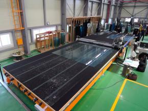 Installation of TUROMAS in Ajin Glass, consisting of a monolithic cutting table RUBI 306C and a break out table.
