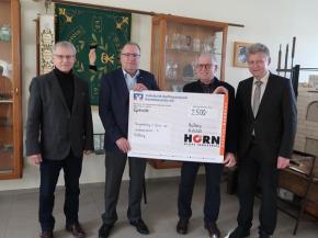 HORN Glass Industries hands over donation to Ploessberg museum