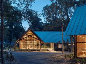 SOLARBAN® 70 glass melds new Marine Education Center into forested landscape