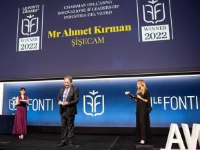 Prof. Dr. Ahmet Kırman receives the Chairman of the Year Award from Le Fonti