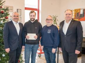 Maximilian Müller (2nd from left) was honoured as the best in the chamber of industry and commerce in Regensburg as a trainee for technical system planner (steel and metal construction technology) for his special training success. In the picture from left