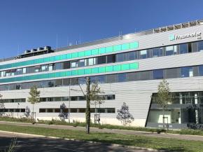 Facade-integrated PV installation with green MorphoColor® panes at the Center for High-Efficiency Solar Cells at Fraunhofer ISE. Photo: © Fraunhofer ISE / Benedikt Bläsi