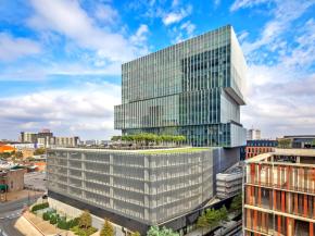 The Epic I office building in Dallas boasts Solarban® 90 Starphire® glass and Solarban® 72 glass from Vitro Architectural Glass. (Photo: Tom Kessler)