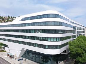 Meandering window strips ensuring heat protection | Glas Trösch