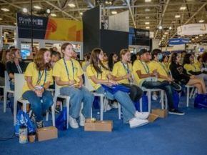 Students Visit GlassBuild America to Experience Career Opportunities