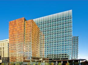 The 22-story Jasper tower features an iridescent, color-changing coating and the 22-story Merlin tower is designed with metal fins and a color-shifting pearlescent coating. Photography: Jim Cunningham