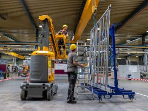 © LiSEC; It is important to clarify whether a crane, a forklift or other lifting equipment is available in advance