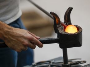 Classic crafts remain an essential part of the glass industry. Speaking to “Glasfachschule Zwiesel”, the first educational centre for glass in Germany, we learn about how its role has changed over time. Photo: © ctillmann / Messe Düsseldorf
