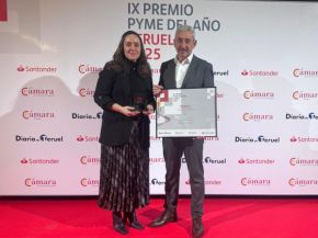 Jose Luis Escriche and Teresa Catalán collecting the SME award.