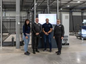 © LiSEC; LTR: Kasia Golembowska (Press Glass UK), Ged Smith (LiSEC), Lukasz Matlingiewicz (Press Glass UK), John Foster (LiSEC) in front of the GPS.autofab system and buffer shuttle