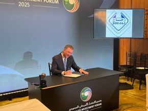 Ron Vaupel, President and CEO of Guardian Industries, signing the Memorandum of Understanding during the U.S.–Saudi Business Forum in Washington, D.C.