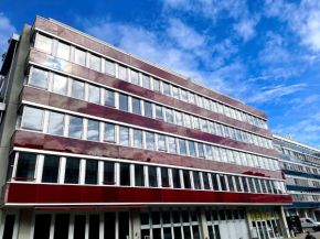 On the façade facing Herostrasse (Zurich), reused glass panels were bonded with silicone to form new façade panels. This demonstrates the potential of circular economy glass façades and glass-silicone hybrid solutions. Photo: Philippe Willareth, LMP Engin