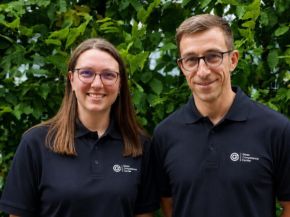 Miriam Schuster (left) and Matthias Seel (right) from the Glass Competence Centre (GCC) at TU Darmstadt (Image: GCC, TU Darmstadt)