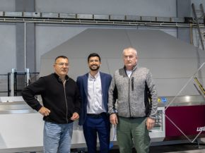 © LiSEC; Dragan Krusic (Production Manager), Enea Durollari (LiSEC) and Dejan Krusic (CEO) front of the new LiSEC BSV-45NK bender