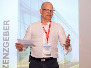 Fabian Zwick, CEO of the Glas Trösch Group, thanked partners for their close cooperation and outlined upcoming technological milestones, including the new 0.5 mm ultra-thin glass. Photo: SANCO