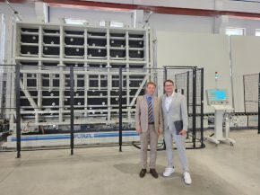 Looking forward to working together within the network: Hans Augschöll (left), CEO of WOLF Fenster AG, and Denis Löhle (SANCO Beratung) at the new insulating glass production facility in South Tyrol. Photo: SANCO