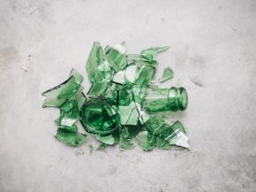 Circular economy in the glass industry is not achieved through individual measures, but through collaboration across the entire value chain. Photo: unsplash / CHUTTERSNAP