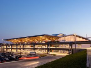 High-Clarity Solarban® 72 Starphire® Glass Helps Transform Pittsburgh International Airport Terminal