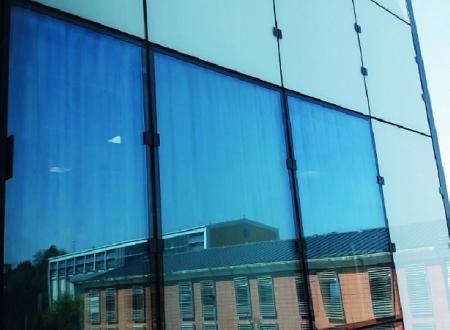 Anisotropy visible on a façade