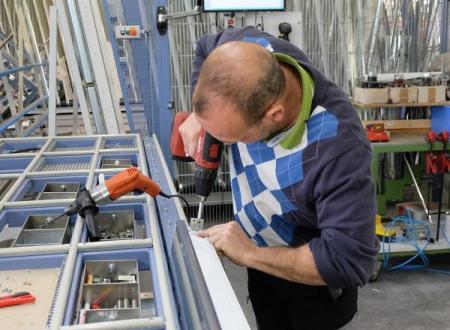 Despite all the digitalisation and automation in window manufacturing there are still jobs that are done by hand. Photo: 3E-Datentechnik.