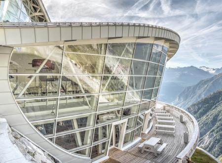 Even today, modern architecture would be inconceivable without the material that is glass with its many innovative properties.