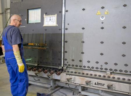 The KSR station from LiSEC for grinding glass sheets is at the core of production at Interpane The KSR station from LiSEC for grinding glass sheets is at the core of production at Interpane