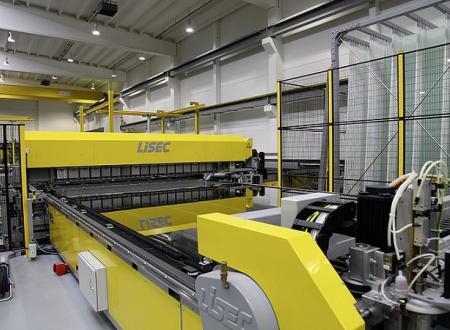 The first sensory perception when entering the production hall: amazingly high degree of cleanliness, bright yellow machinery (combined with subtle gray) and the hiss of LiSEC shuttles that accelerate The first sensory perception when entering the production hall: amazingly high degree of cleanliness, bright yellow machinery (combined with subtle gray) and the hiss of LiSEC shuttles that accelerate