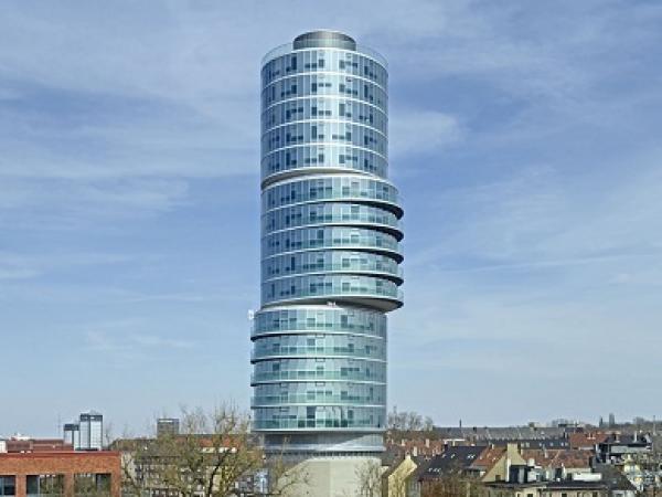 The triple-pane solar control glass ipasol neutral by AGC Interpane delivers excellent thermal insulation and ideal protection from the sun in this office building, which is superimposed upon an air-raid shelter in Bochum, Germany