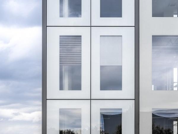 In the “iconic skin” façade created by seele elements measuring 3.20 by 15 metres link several storeys to form one vertical, optical unit. A corresponding mock-up is on display at glasstec