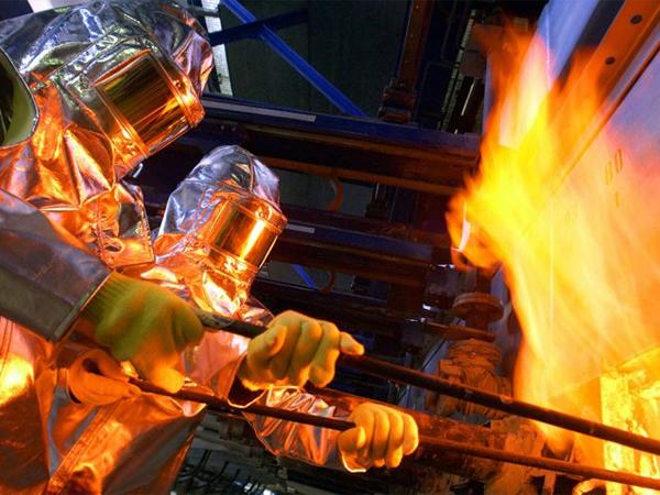 Traveling into a 1,200-degree melt to learn how glass is made