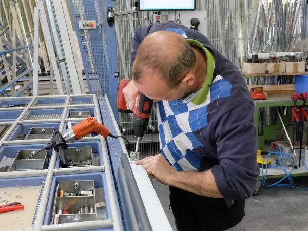 Despite all the digitalisation and automation in window manufacturing there are still jobs that are done by hand. Photo: 3E-Datentechnik.